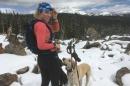 主要研究学生Georgi Fischer带着她的狗进行越野滑雪